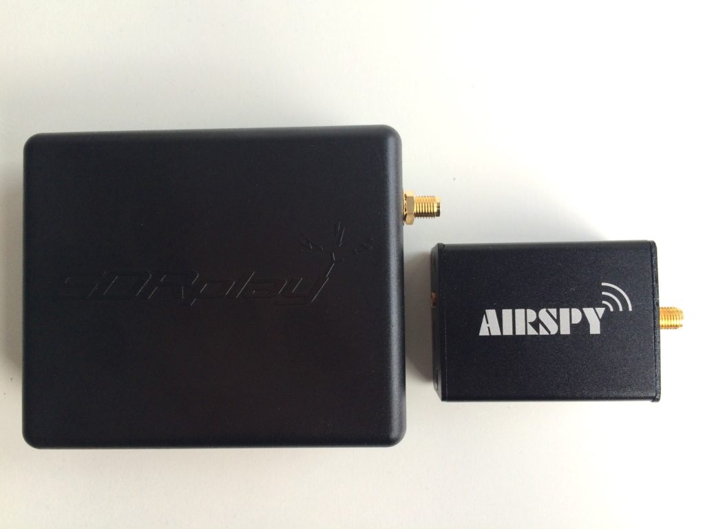 SDRplay und Airspy im Größenvergleich