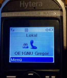 Falls man Kontakte programmiert hat, sieht man am Display, wer gerade spricht