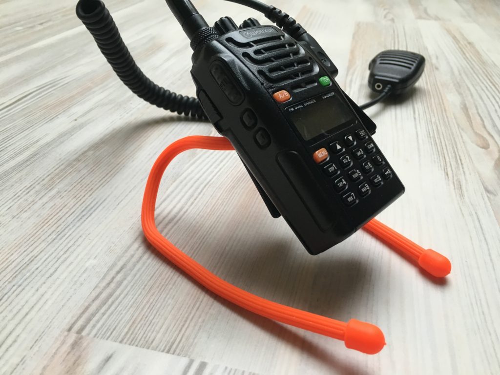 Ein stabilerer Gear Tie als improvisierter Ständer für ein Handfunkgerät
