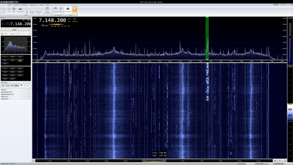 Das gut belegte 40m-Band mit dem SDRplay empfangen. Man sieht sehr schön, dass der Fokus in der Übersichtlichkeit des Empfangsspektrum liegt.