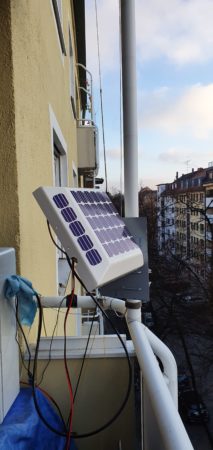 Noch im Testaufbau: Planarantenne auf dem Balkon